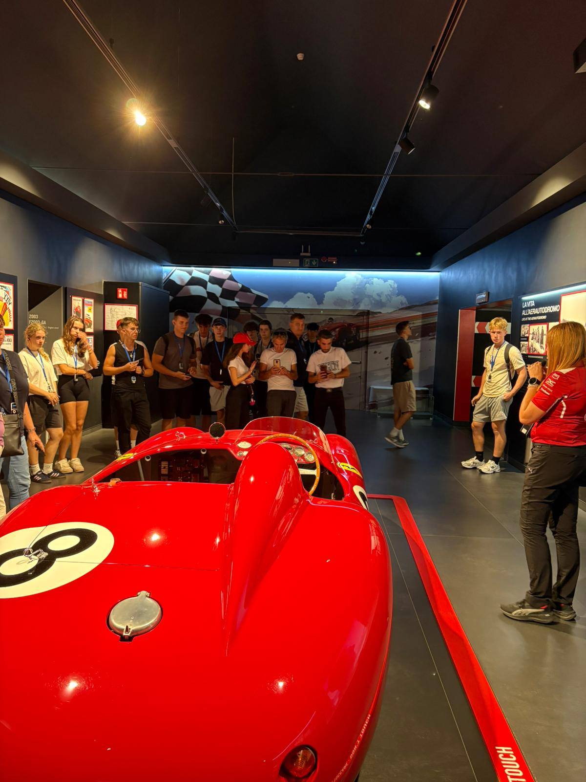 Zdjęcie Wycieczka - Maranello Ferrari (10)1da0b5ca-8a37-4f2f-a4b6-46a064e52fc8.jpg w galerii Wycieczka po Europie